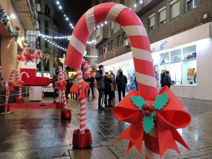 Els carrers Democràcia i Cardenal Remolins llueixen la decoració nadalenca