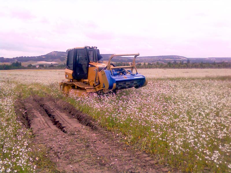 Trituradoras Belafer acoplables a tractores para excavación y empuje