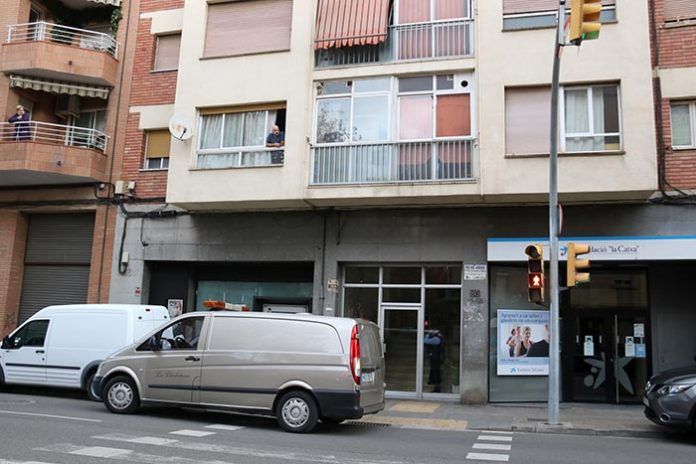El cotxe de la funerària, davant l'edifici on s'ha trobat el cos sense vida d'una dona desapareguda a Lleida