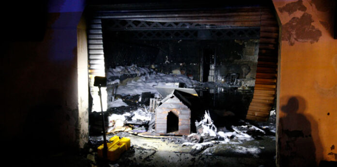 Imatge de la planta baixa de la casa incendiada al carrer Maria Montessori de Lleida.