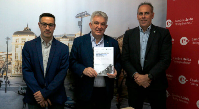 El president de la Cambra de Comerç de Lleida, Jaume Saltó (centre), amb Ramon Boixadera, director del Patronat de Promoció Econòmica de la Diputació de Lleida (dreta) i Jordi Quejido, tècnic en comerç exterior de la Cambra de Comerç de Lleida (esquerra).