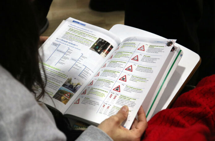 LLIBRE-DE-AUTOESCOLA-EN-CATALA LLIBRE-DE-AUTOESCOLA-EN-CATALA