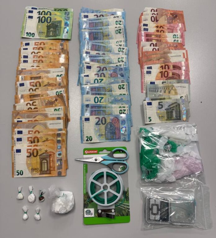 Cocaïna, diners i altres efectes confiscats a un presumpte traficant de drogues arrestat pels Mossos al barri del Secà de Sant Pere de Lleida.