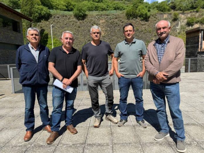 Els ramaders del Pallars demanen al Govern sortir de la zona indemne Representants de ramaders del Pallars Sobirà o d'ASAJA que han denunciat les polítiques del Govern pel que fa a la fauna salvatge portadora de tuberculosi.