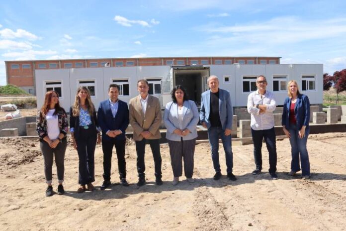 La nova escola de Castellnou de Seana (Pla d’Urgell) ha començat a prendre forma amb l’arribada dels dos primers mòduls prefabricats que formaran el conjunt de quatre.