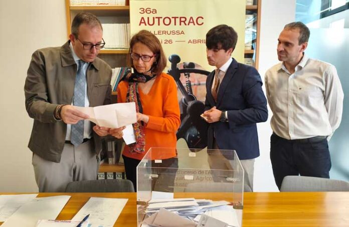 Moment-de-l'extracció-de-la-butlleta-guanyadora-del-sorteig-de-3.000-euros,-davant-notari-(2)