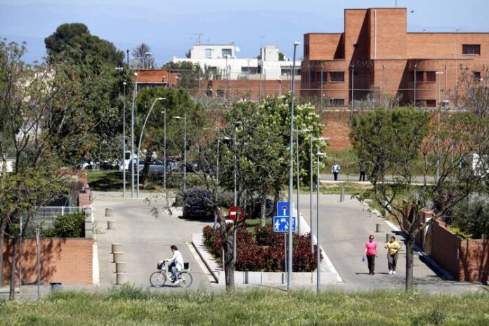 Zona residencial amb el centre de ponent de fons