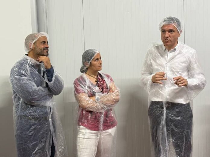 El conseller d'Agricultura Òscar Ordeig a la nova sala de desfer de Sort amb l'alcalde de Sort Baldo Farré
