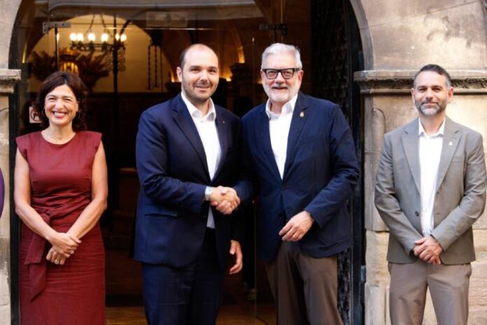 El conseller de la Presidència, Albert Dalmau, i l'alcalde de Lleida, Fèlix Larrosa, encaixen les mans al davant del Palau de la Paeria abans de l'inici de la reunió bilateral entre la Generalit