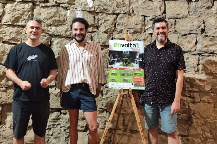 Els organitzadors del Galliner Edu Escaño i Gerard Orobitg amb el regidor de Cultura de Tàrrega, Miquel Nadal, al mig a la presentació del nou festival L'Envolta't