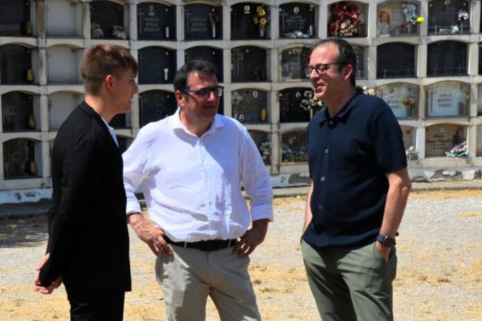 L'alcalde de Mollerussa, Marc Solsona, amb els creadors de l'aplicació Imemorial que es provarà al cementiri municipal