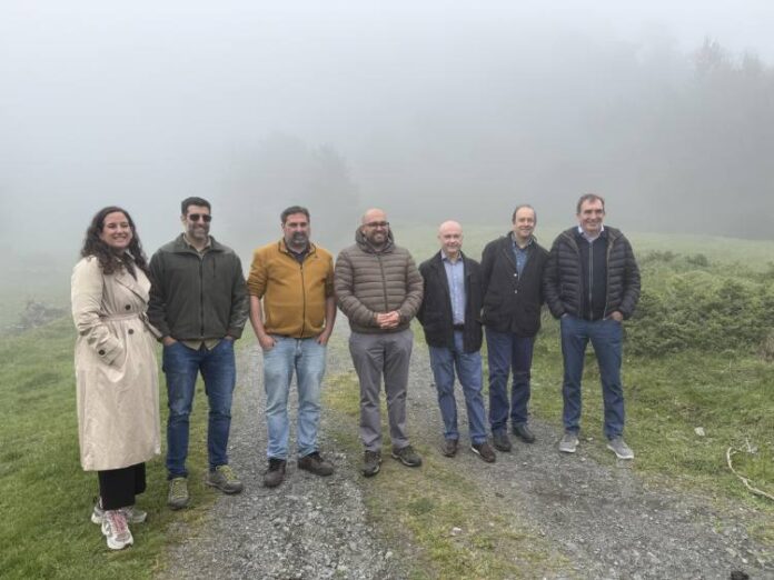 Representants de l'Ajuntament de Vilamòs, el Conselh Generau d'Aran, Endesa i l'IRTA durant la visita al ramat públic de Vilamòs.