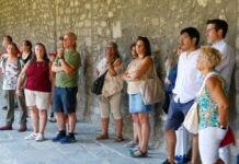 Una vintena de persones descobreixen el conjunt catedralici de Santa Maria d’Urgell el dia que és declarat BCIN