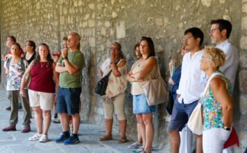 Una vintena de persones descobreixen el conjunt catedralici de Santa Maria d’Urgell el dia que és declarat BCIN