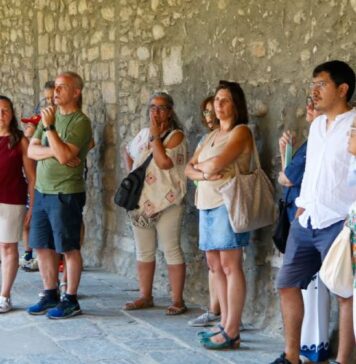 Una vintena de persones descobreixen el conjunt catedralici de Santa Maria d’Urgell el dia que és declarat BCIN