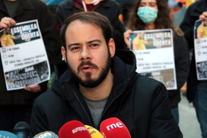 El raper Pablo Hasél durant la roda de premsa que ha ofert davant de la seu del PSC de Lleida