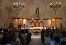Multitudinari adeu a Josep Vallverdú, que s’acomiada amb versos de Carles Riba