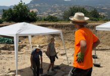 Els equips arqueològics combaten la calor a la Conca de Tremp avançant els horaris de treball a la matinada