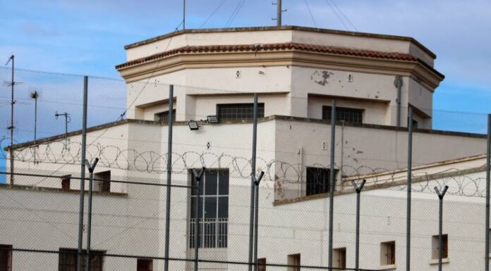 Un pres intenta fugir de la presó de Ponent amb una arma fabricada i amenaces a funcionaris