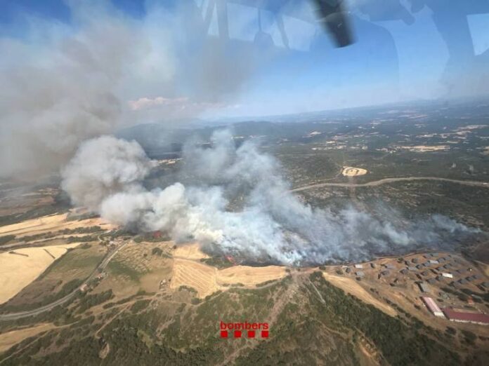Vista aèria de l'incendi declarat a Artesa de Segre, a la Noguera.