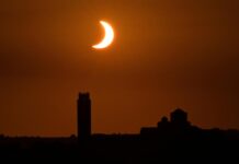 Aplaudiments i emoció a la Seu Vella de Lleida durant l’eclipsi solar total, seguit per més de 1.500 persones