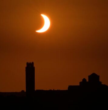 Aplaudiments i emoció a la Seu Vella de Lleida durant l’eclipsi solar total, seguit per més de 1.500 persones