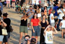 Eufòria de milers de persones als Mangraners a Lleida durant l’eclipsi total de sol