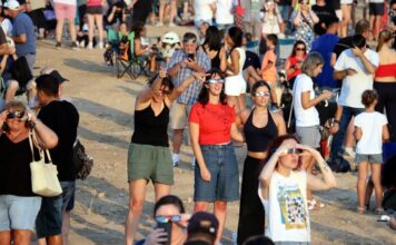Eufòria de milers de persones als Mangraners a Lleida durant l’eclipsi total de sol