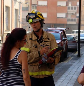 Els veïns de tres immobles de Lleida no podran tornar a casa fins que s’enderroqui l’edifici del taller incendiat