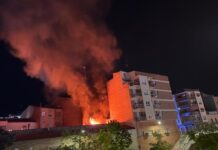 Un incendi en un taller a Lleida enfonsa el terra de la primera planta del bloc i obliga a desallotjar nou edificis