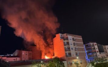 Un incendi en un taller a Lleida enfonsa el terra de la primera planta del bloc i obliga a desallotjar nou edificis