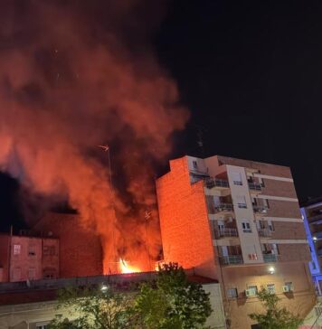 Un incendi en un taller a Lleida enfonsa el terra de la primera planta del bloc i obliga a desallotjar nou edificis