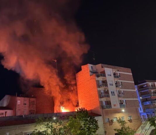 Un incendi en un taller a Lleida enfonsa el terra de la primera planta del bloc i obliga a desallotjar nou edificis