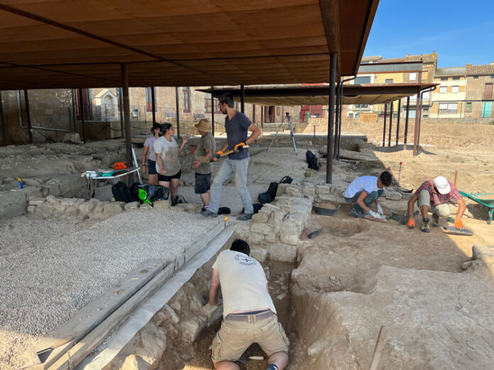 Arqueòlegs-excavant-a-la-Iesso-romana-de-Guissona