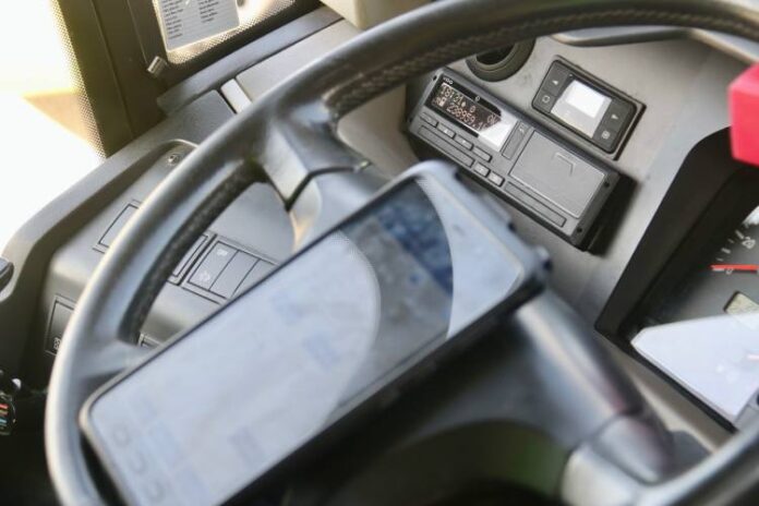 Control de tacògraf en un autocar en un control de Mossos.