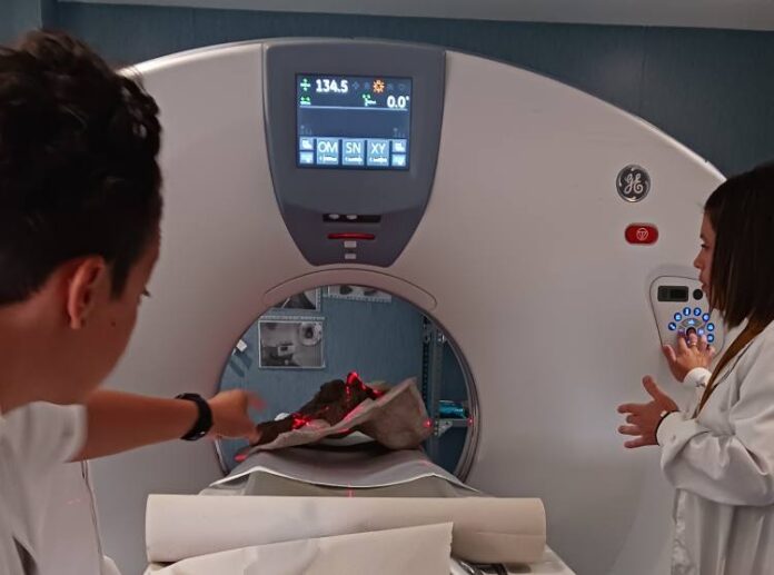 La vèrtebra de dinosaure dins de l'aparell del TAC a l'Hospital del Pallars Data de publicació_ dimecres 16 de setembre del 2026, 04_00 Localització_ Tremp Autor_ Cedida a l'ACN per l'Hospita