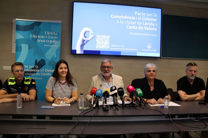 L'alcalde-de-Lleida,-Fèlix-Larrosa,-acompanyat-de-les-tinents-d'alcalde-Cristina-Morón-i-Carme-Valls,-amb-el-cap-de-la-Guàrdia-Urbana,-en-la-presentació-de-l'ordenança-de-civisme
