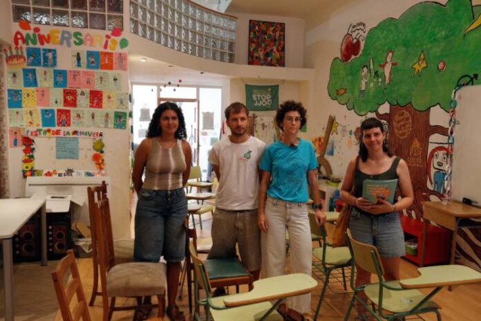 Membres de l'Escola Popular de Balàfia, a Lleida, a l'interior del local que ocupen al carrer Ripollès.