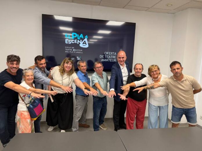 Representants de les set companyies de teatre del Pla d'Urgell amb els responsables del consell comarcal