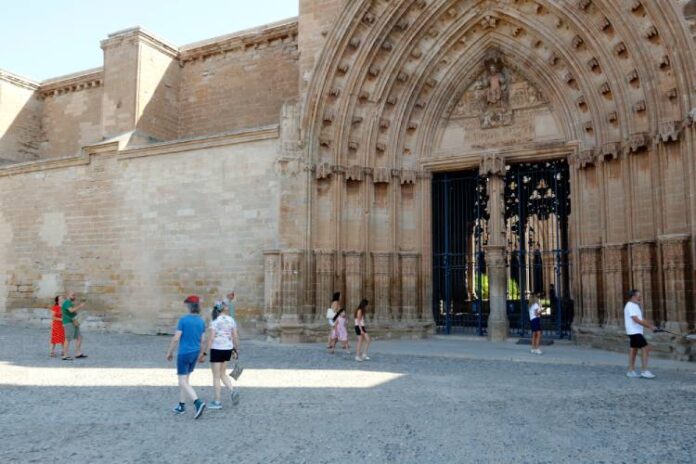 Turistes passegen vora la Seu Vella de Lleida.