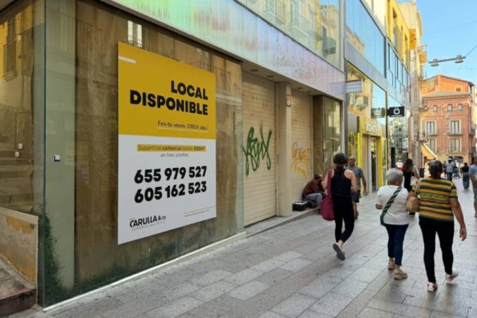 Un local per a llogar a l'Eix Comercial de Lleida, on abans hi havia una botiga de roba.