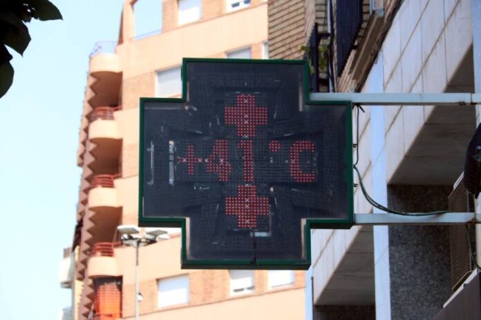 Un termòmetre de carrer marca 41 graus a Lleida en plena onada de calor