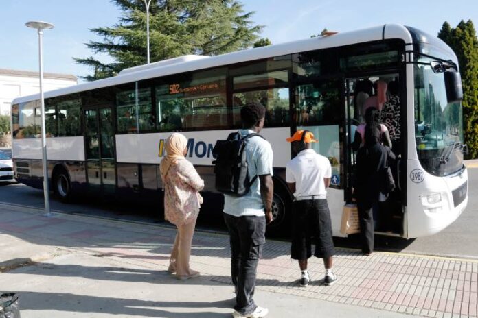 Usuaris fent cua per pujar al nou bus entre Guissona i Cervera