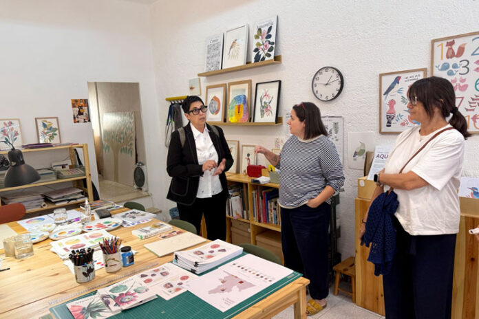 Visita-dels-comerciants-del-Pallars-a-un-dels-tallers-del-centre-històric-de-Tremp-que-és-Punt-d'Interès-Artesanal