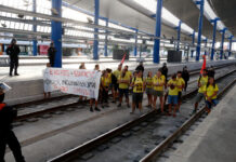 Els docents en vaga tallen diverses carreteres i les vies de l’AVE a Lleida