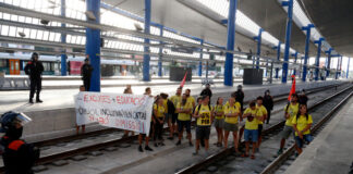 Els docents en vaga tallen diverses carreteres i les vies de l’AVE a Lleida