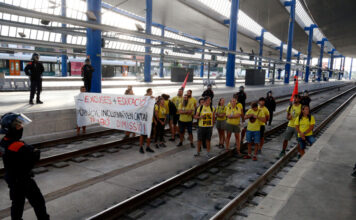 Els docents en vaga tallen diverses carreteres i les vies de l’AVE a Lleida