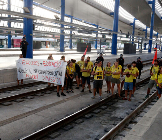 Els docents en vaga tallen diverses carreteres i les vies de l’AVE a Lleida