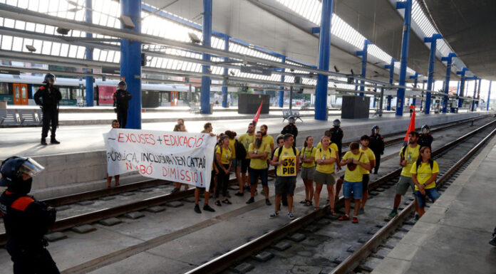 Els docents en vaga tallen diverses carreteres i les vies de l’AVE a Lleida