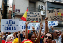 Dues manifestacions contràries per Ceuta omplen l’Eix Comercial de Lleida enmig d’una forta presència policial
